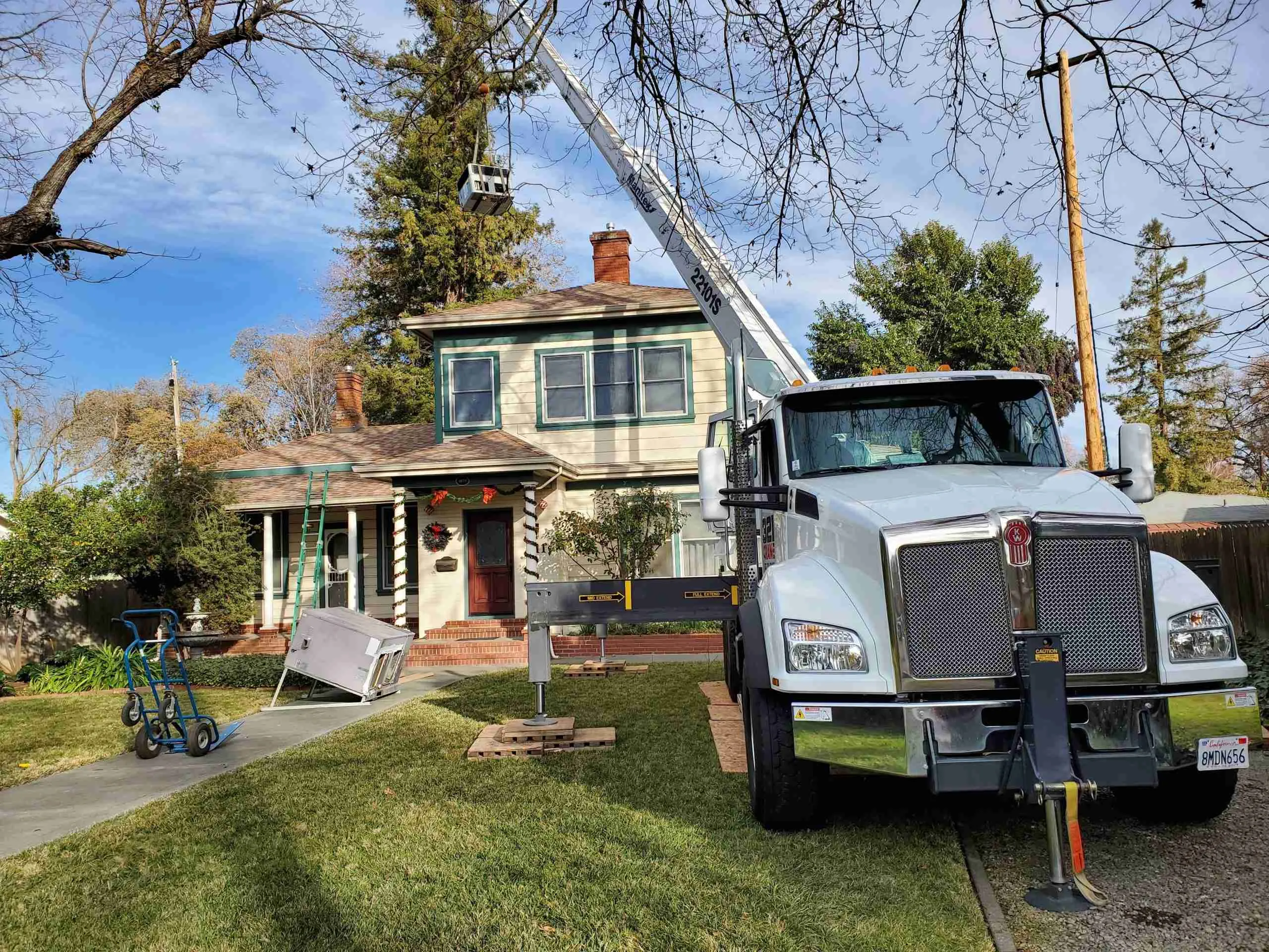 HVAC technician performing a repair in Laredo
